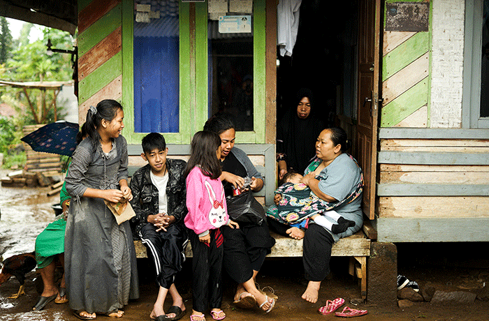 Warga saat berlindung di dalam mobil usai terjadi Gempa Susulan di Kampung Garung, Desa Cirumput, Kabupaten Cianjur, Jawa Barat, Rabu (23/11/2022).