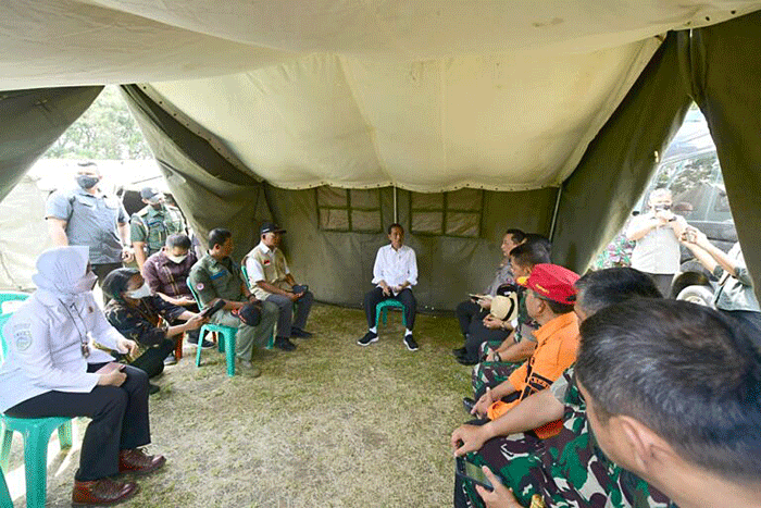 Presiden Joko Widodo menggelar rapat terbatas bersama jajarannya di lokasi pengungsian korban gempa Cianjur di Taman Prawatasari, Kabupaten Cianjur.
