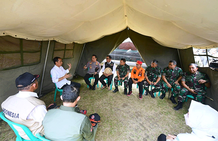 Presiden Joko Widodo menggelar rapat terbatas bersama jajarannya di lokasi pengungsian korban gempa Cianjur di Taman Prawatasari, Kabupaten Cianjur.