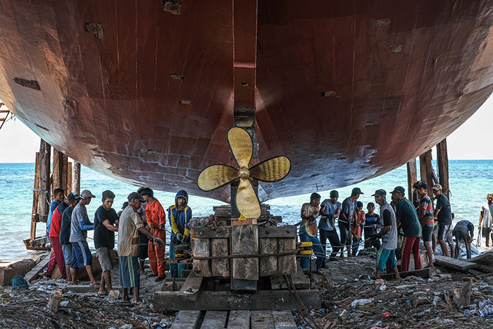 Pekerja menyelesaikan pembuatan kapal Pinisi di Desa Tana Beru, di Kelurahan Tana Beru, Kabupaten Bulukumba, Sulawesi Selatan, (23/11/2022).