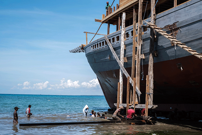 Pekerja menyelesaikan pembuatan kapal Pinisi di Desa Tana Beru, di Kelurahan Tana Beru, Kabupaten Bulukumba, Sulawesi Selatan, (23/11/2022).