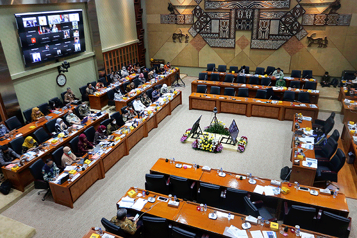 Menteri Kesehatan Budi Gunadi Sadikin (tengah) mengikuti rapat kerja dengan Komisi IX DPR di Kompleks Parlemen, Senayan, Jakarta, Selasa (22/11/2022).