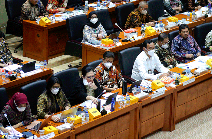 Menteri Kesehatan Budi Gunadi Sadikin (tengah) mengikuti rapat kerja dengan Komisi IX DPR di Kompleks Parlemen, Senayan, Jakarta, Selasa (22/11/2022).