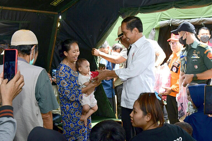 Presiden Joko Widodo meninjau langsung lokasi terdampak gempa bumi, di Kabupaten Cianjur, Jawa Barat, Selasa (22/11/2022).