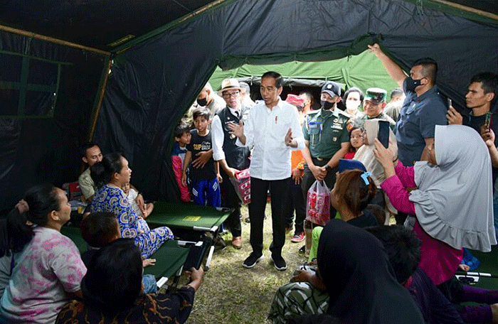Presiden Joko Widodo meninjau langsung lokasi terdampak gempa bumi, di Kabupaten Cianjur, Jawa Barat, Selasa (22/11/2022).