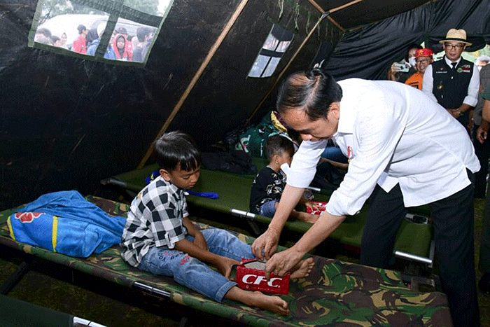 Presiden Joko Widodo meninjau langsung lokasi terdampak gempa bumi, di Kabupaten Cianjur, Jawa Barat, Selasa (22/11/2022).