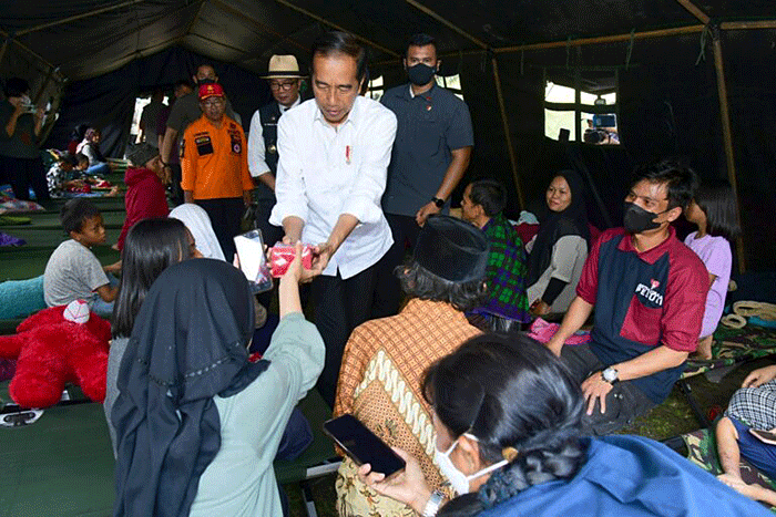 Presiden Joko Widodo meninjau langsung lokasi terdampak gempa bumi, di Kabupaten Cianjur, Jawa Barat, Selasa (22/11/2022).