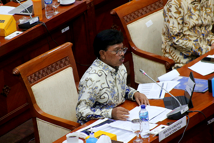 Menkominfo Johnny G Plate mengikuti rapat kerja dengan Komisi I terkait evaluasi pelaksanaan Analog Switch Off (ASO) di Kompleks Parlemen Senayan.