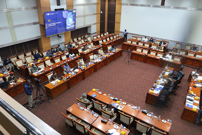 Menkominfo Johnny G Plate mengikuti rapat kerja dengan Komisi I terkait evaluasi pelaksanaan Analog Switch Off (ASO) di Kompleks Parlemen Senayan.