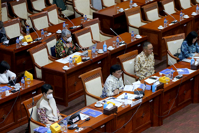 Menkominfo Johnny G Plate mengikuti rapat kerja dengan Komisi I terkait evaluasi pelaksanaan Analog Switch Off (ASO) di Kompleks Parlemen Senayan.