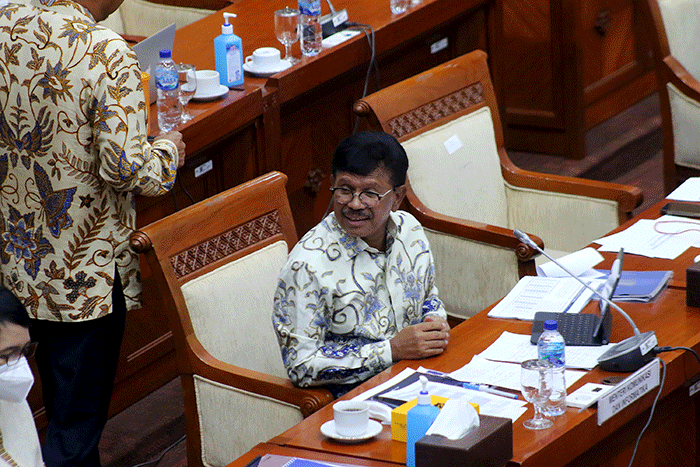 Menkominfo Johnny G Plate mengikuti rapat kerja dengan Komisi I terkait evaluasi pelaksanaan Analog Switch Off (ASO) di Kompleks Parlemen Senayan.