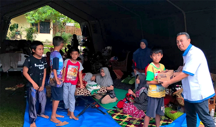 Karyawan PT Bank Tabungan Negara (Persero) Tbk (BTN) menyerahkan bantuan berupa dapur umum dan sembako bagi korban gempa Cianjur, di Cianjur.