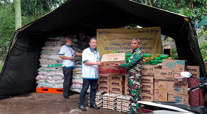 Karyawan PT Bank Tabungan Negara (Persero) Tbk (BTN) menyerahkan bantuan berupa dapur umum dan sembako bagi korban gempa Cianjur, di Cianjur.
