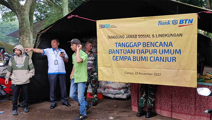 Karyawan PT Bank Tabungan Negara (Persero) Tbk (BTN) menyerahkan bantuan berupa dapur umum dan sembako bagi korban gempa Cianjur, di Cianjur.