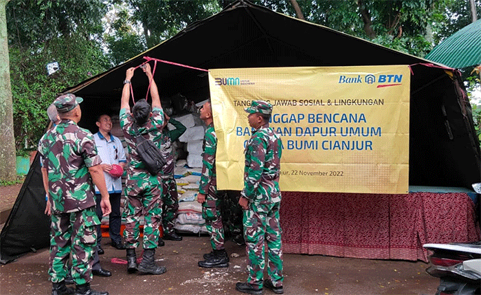 Karyawan PT Bank Tabungan Negara (Persero) Tbk (BTN) menyerahkan bantuan berupa dapur umum dan sembako bagi korban gempa Cianjur, di Cianjur.