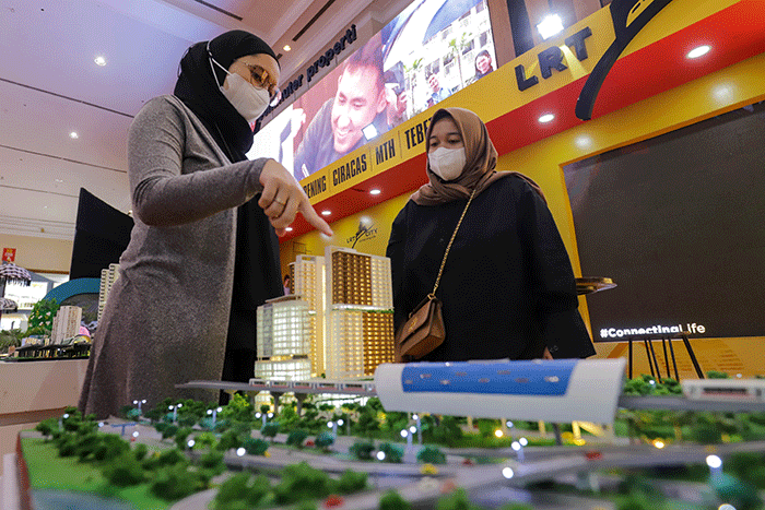 Pengunjung melihat maket rumah pada pameran Indonesia Properti Expo 2022 di JCC Senayan, Jakarta, Kamis (24/11/2022).