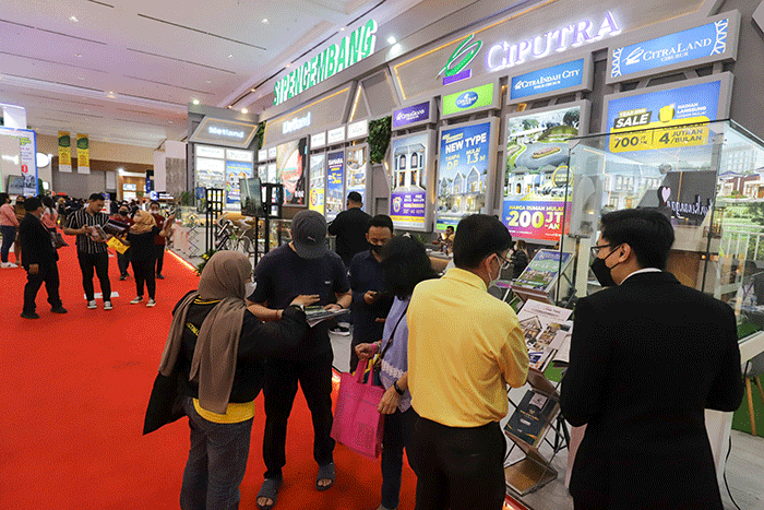 Pengunjung melihat maket rumah pada pameran Indonesia Properti Expo 2022 di JCC Senayan, Jakarta, Kamis (24/11/2022).