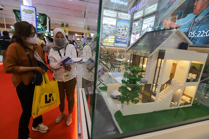 Pengunjung melihat maket rumah pada pameran Indonesia Properti Expo 2022 di JCC Senayan, Jakarta, Kamis (24/11/2022).
