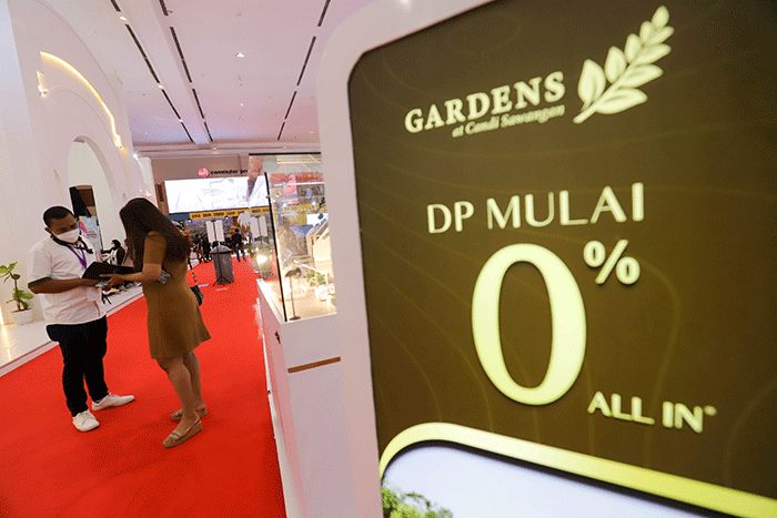 Pengunjung melihat maket rumah pada pameran Indonesia Properti Expo 2022 di JCC Senayan, Jakarta, Kamis (24/11/2022).
