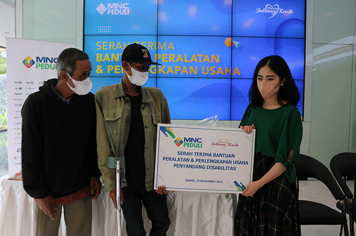 Ketua MNC Peduli Jessica Tanoesoedibjo (kanan) memberikan bantuan secara simbolis kepada Jahidi, Penderita Kelainan Tulang Panggul.