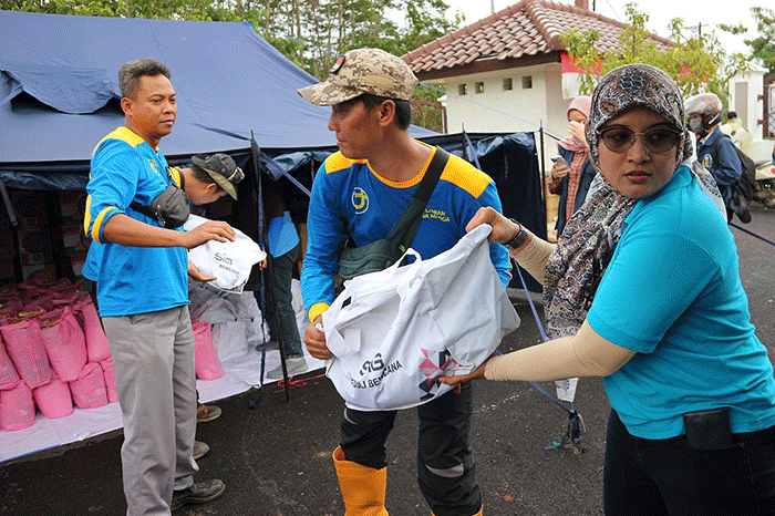 Tim Reaksi Cepat (TRC) Semen Padang (SIG Group) bersama Kepolisian dan TNI melakukan pencarian korban gempa bumi di Kabupaten Cianjur, Jawa Barat.