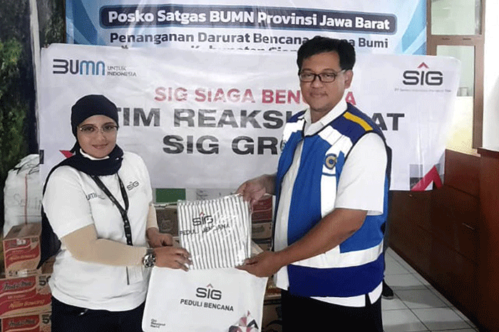 Tim Reaksi Cepat (TRC) Semen Padang (SIG Group) bersama Kepolisian dan TNI melakukan pencarian korban gempa bumi di Kabupaten Cianjur, Jawa Barat.