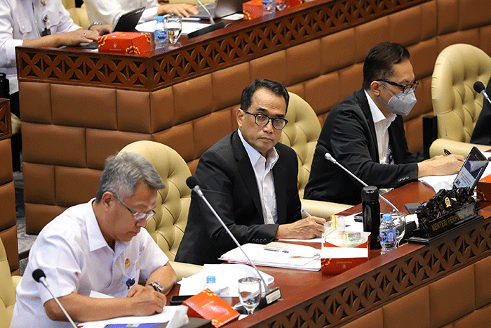Menteri Perhubungan Budi Karya Sumadi (tengah) saat mengikuti Rapat Kerja (Raker) dengan Komisi V DPR RI di Kompleks Parlemen, Jakarta.