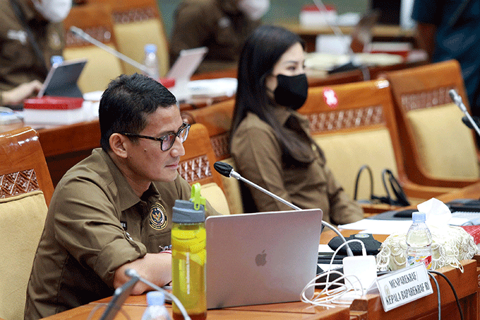 Menparekraf Sandiaga Uno (kiri) didampingi Wamenparekraf Angela Tanoesoedibjo (kanan) mengikuti Rapat Kerja dengan Komisi X DPR.
