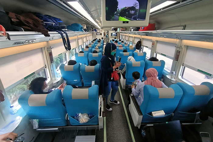 Suasana penumpang pengguna jasa transportasi kerata api di Stasiun Gambir, Jakarta, Jumat (25/11/2022).
