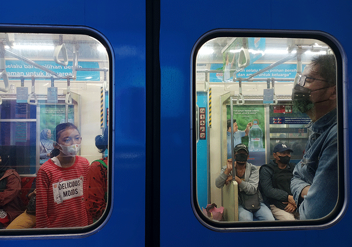 Suasana penumpang pengguna jasa transportasi kerata api di Stasiun Gambir, Jakarta, Jumat (25/11/2022).