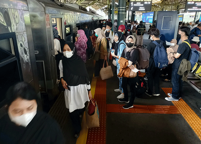 Suasana penumpang pengguna jasa transportasi kerata api di Stasiun Gambir, Jakarta, Jumat (25/11/2022).