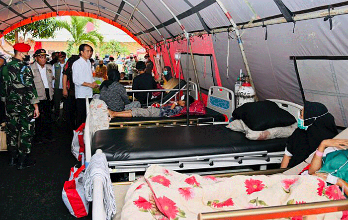 Presiden Joko Widodo mengunjungi Rumah Sakit Umum Daerah (RSUD) Sayang Cianjur, di Kabupaten Cianjur, Jawa Barat, Kamis (24/11/2022).