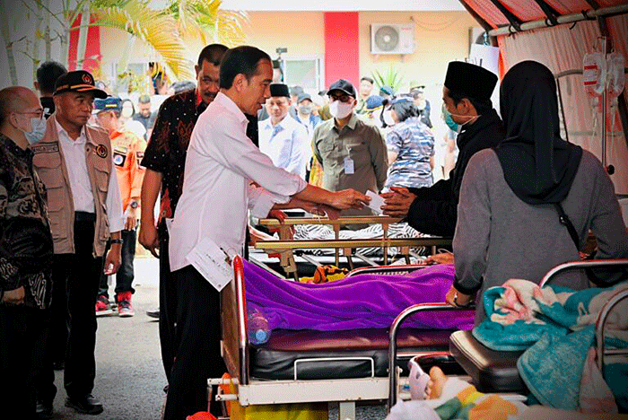 Presiden Joko Widodo mengunjungi Rumah Sakit Umum Daerah (RSUD) Sayang Cianjur, di Kabupaten Cianjur, Jawa Barat, Kamis (24/11/2022).