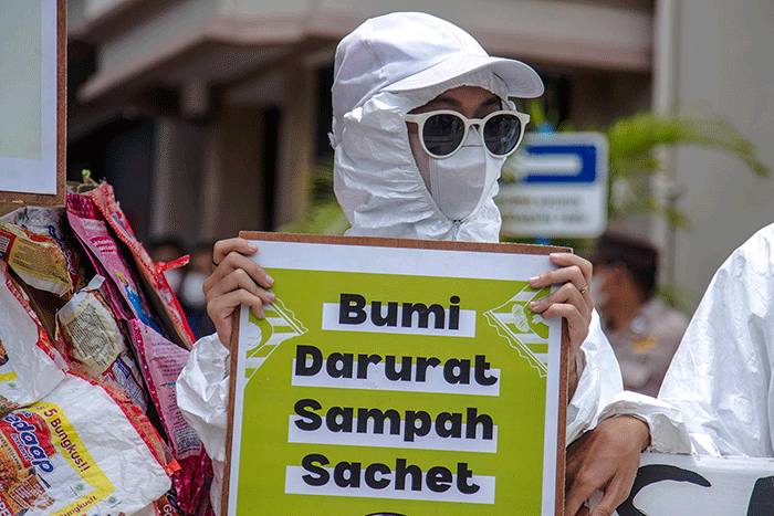 Mereka meminta perusahaan penghasil sampah sachet agar bertanggung jawab atas sampah sachet yang tercecer di lingkungan perairan Indonesia.