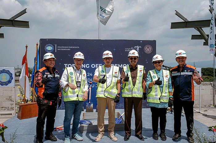 Menparekraf Sandiaga Uno saat acara Topping Off Gedung Kuliah Praktik Terpadu Jurusan Hospitality Kampus Poltekpar NHI Bandung di Dayeuh Kolot.