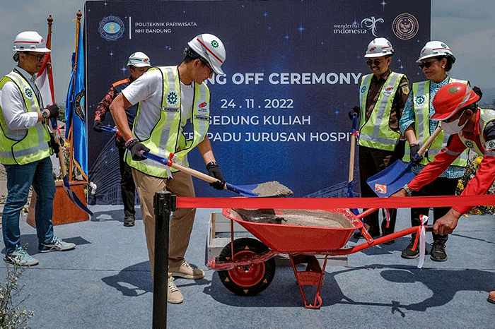Menparekraf Sandiaga Uno saat acara Topping Off Gedung Kuliah Praktik Terpadu Jurusan Hospitality Kampus Poltekpar NHI Bandung di Dayeuh Kolot.