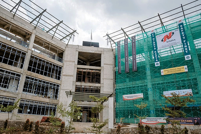 Menparekraf Sandiaga Uno saat acara Topping Off Gedung Kuliah Praktik Terpadu Jurusan Hospitality Kampus Poltekpar NHI Bandung di Dayeuh Kolot.