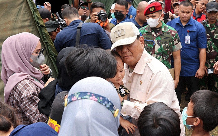 Menteri Pertahanan Prabowo Subianto terjun langsung meninjau korban bencana gempa Cianjur di RSUD Sayang dan tenda pengungsi, Kamis (24/11/2022).