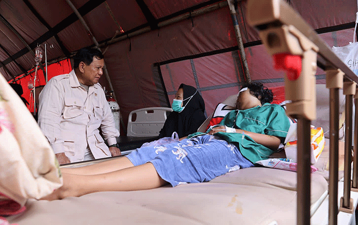 Menteri Pertahanan Prabowo Subianto terjun langsung meninjau korban bencana gempa Cianjur di RSUD Sayang dan tenda pengungsi, Kamis (24/11/2022).