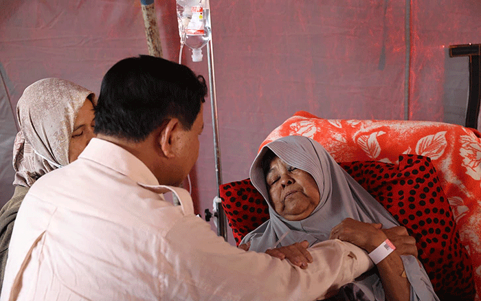 Menteri Pertahanan Prabowo Subianto terjun langsung meninjau korban bencana gempa Cianjur di RSUD Sayang dan tenda pengungsi, Kamis (24/11/2022).