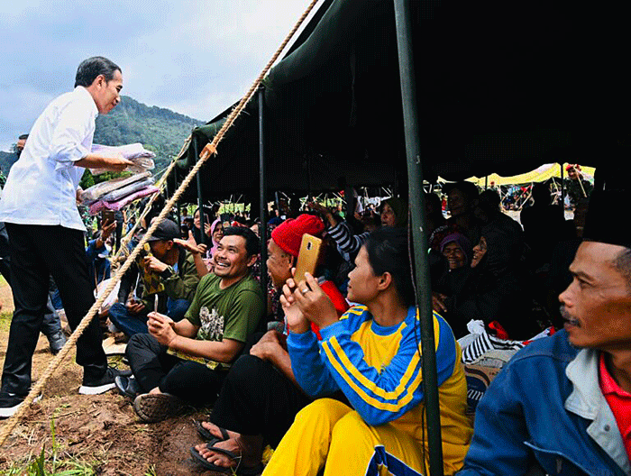 Presiden Joko Widodo kembali meninjau langsung sejumlah lokasi terdampak gempa bumi dalam kunjungannya ke Kabupaten Cianjur, Jawa Barat.