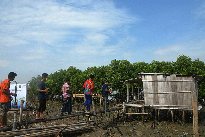Penanaman bibit mangrove di Banjir Kanal Barat, Tambakrejo, Semarang, Jawa Tengah, Kamis (24/11/2022).