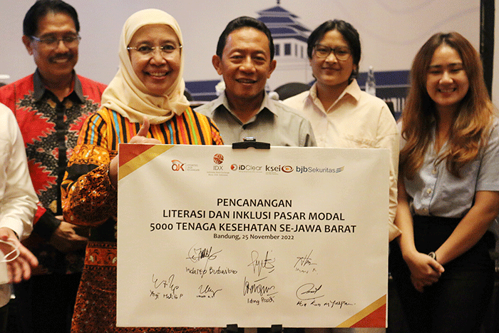 Pencanangan Literasi dan Inklusi Pasar Modal kepada 5.000 Tenaga Kesehatan di Bandung, Jawa Barat, Jumat (25/11/2022).