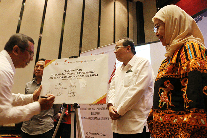 Pencanangan Literasi dan Inklusi Pasar Modal kepada 5.000 Tenaga Kesehatan di Bandung, Jawa Barat, Jumat (25/11/2022).