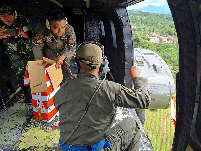 Helikopter TNI AU Kembali Distribusikan Bantuan Logistik Untuk Korban ...