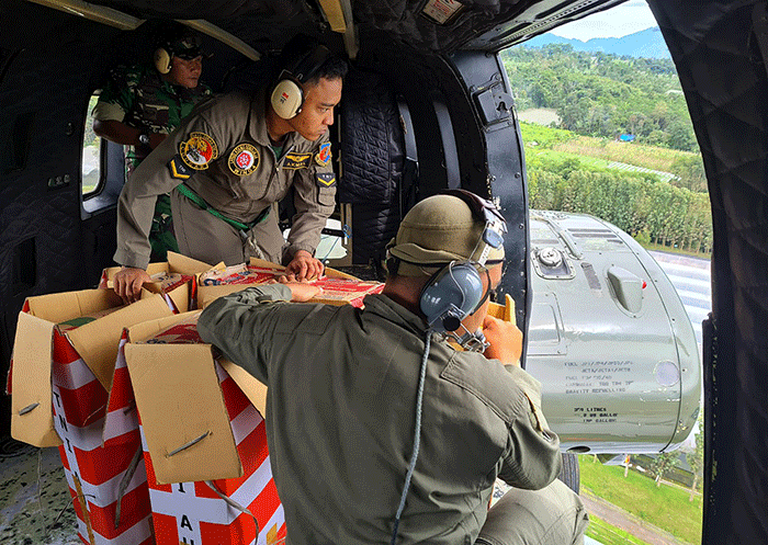TNI AU mengerahkan sejumlah helikopter dalam percepatan penyaluran logistik ke daerah terdampak bencana gempa Cianjur.