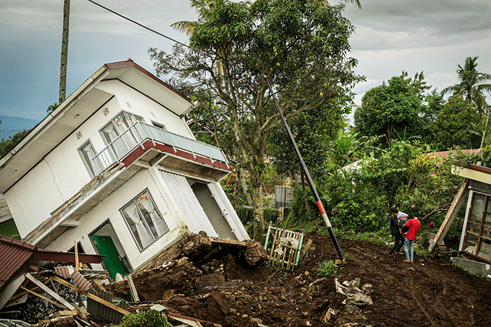 Kondisi rumah warga yang rusak parah akibat gempa di Desa Sarampad, Kecamatan Cugenang, Kabupaten Cianjur, Jawa Barat, Kamis (24/11/2022).