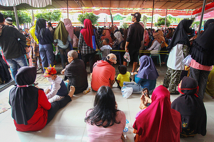 Warga Kota Palembang mencairkan bantuan pemerintah berupa Bantuan Langsung Tunai Bahan Bakar Minyak (BLT BBM) sebesar 300 ribu.
