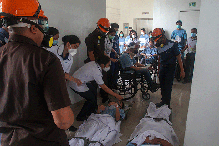 Simulasi penanganan bencana gempa dan kebakaran, Lippo Village, Karawaci, Tangerang, Banten, Jumat (25/11/2022).
