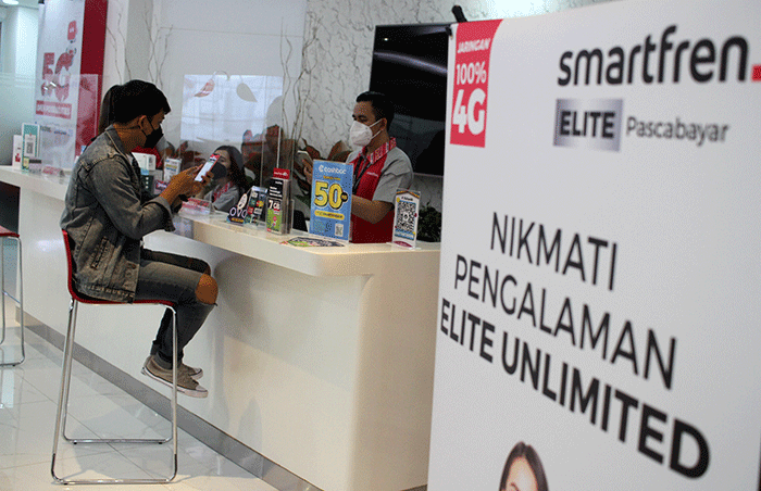 Customer service Gallery Smartfren menjelaskan aplikasi MySmartfren kepada pelanggan di Gerai Smartfren, Jakarta, Jumat (25/11/2022). 